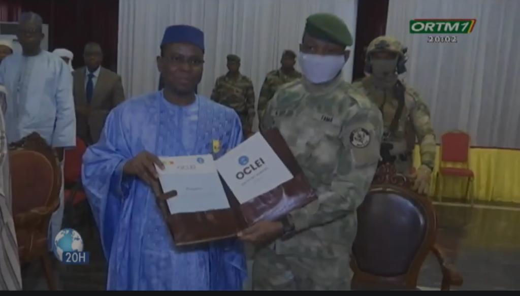 Allocution du Dr Moumouni GUINDO, président de l’OCLEI lors de la remise du rapport annuel 2022 au Président de la Transition